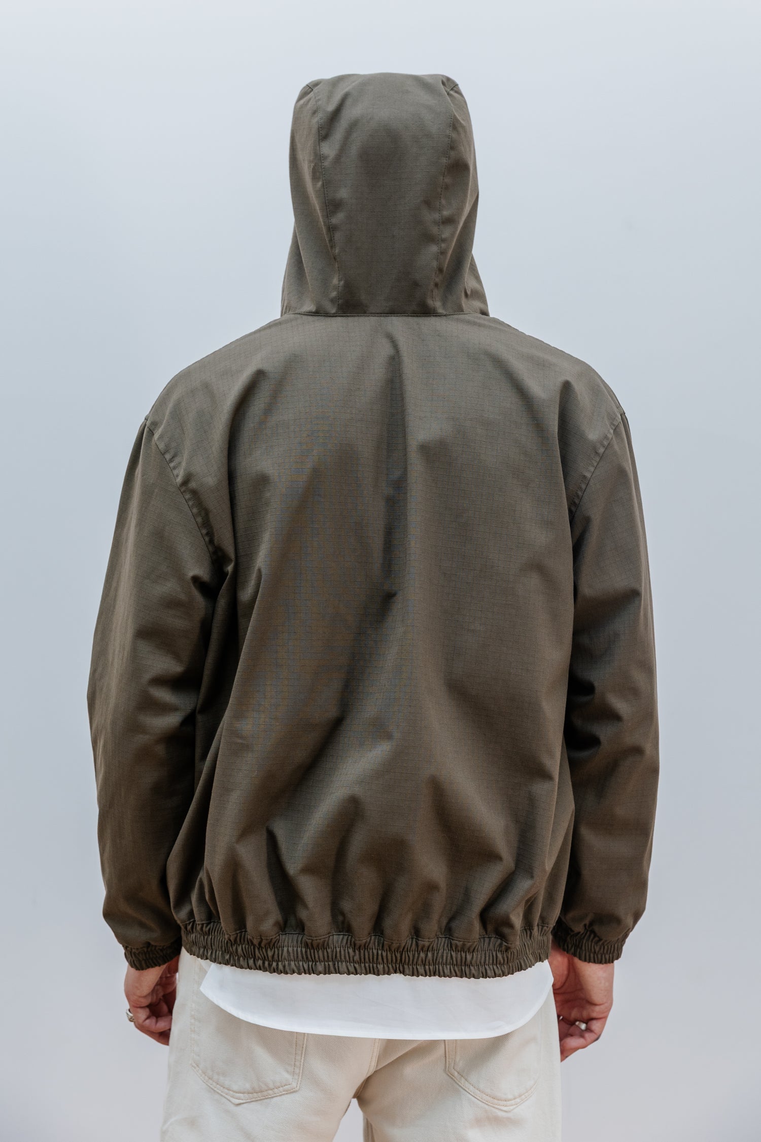 Buzo Visera Toti Verde Oliva - Espalda