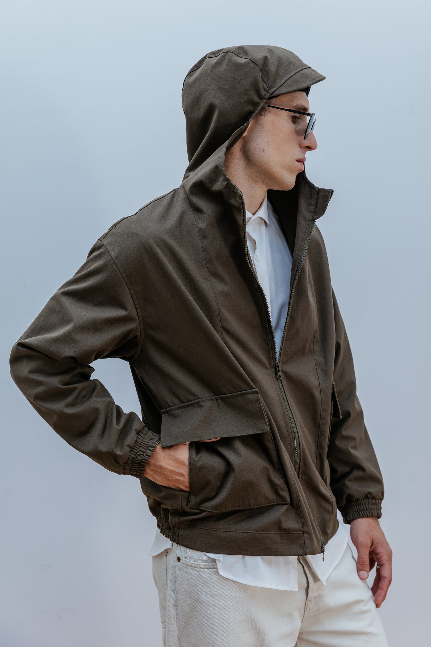 Buzo Visera Toti Verde Oliva - Lateral