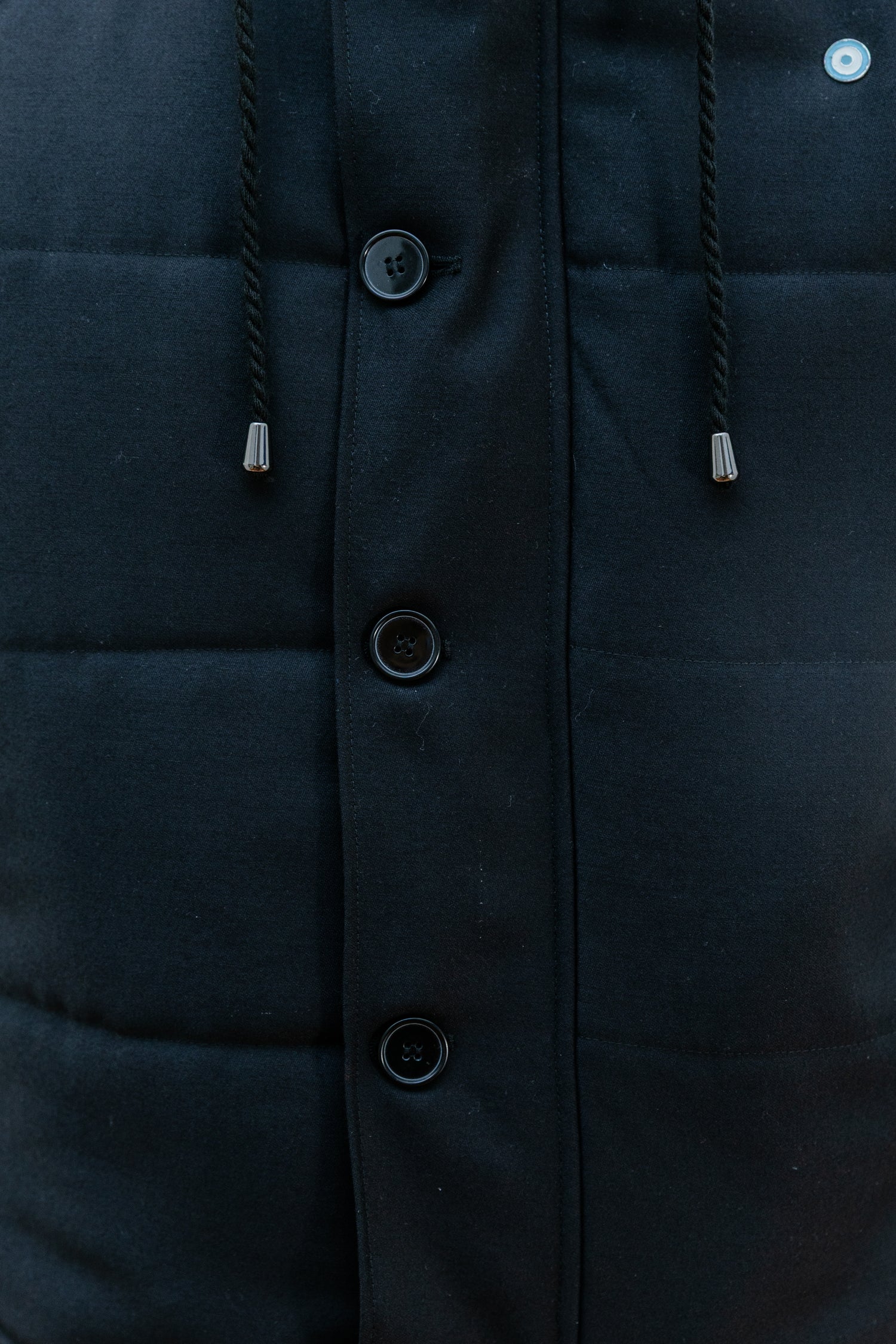 Chaleco Capucha León Negro - Detalle 1