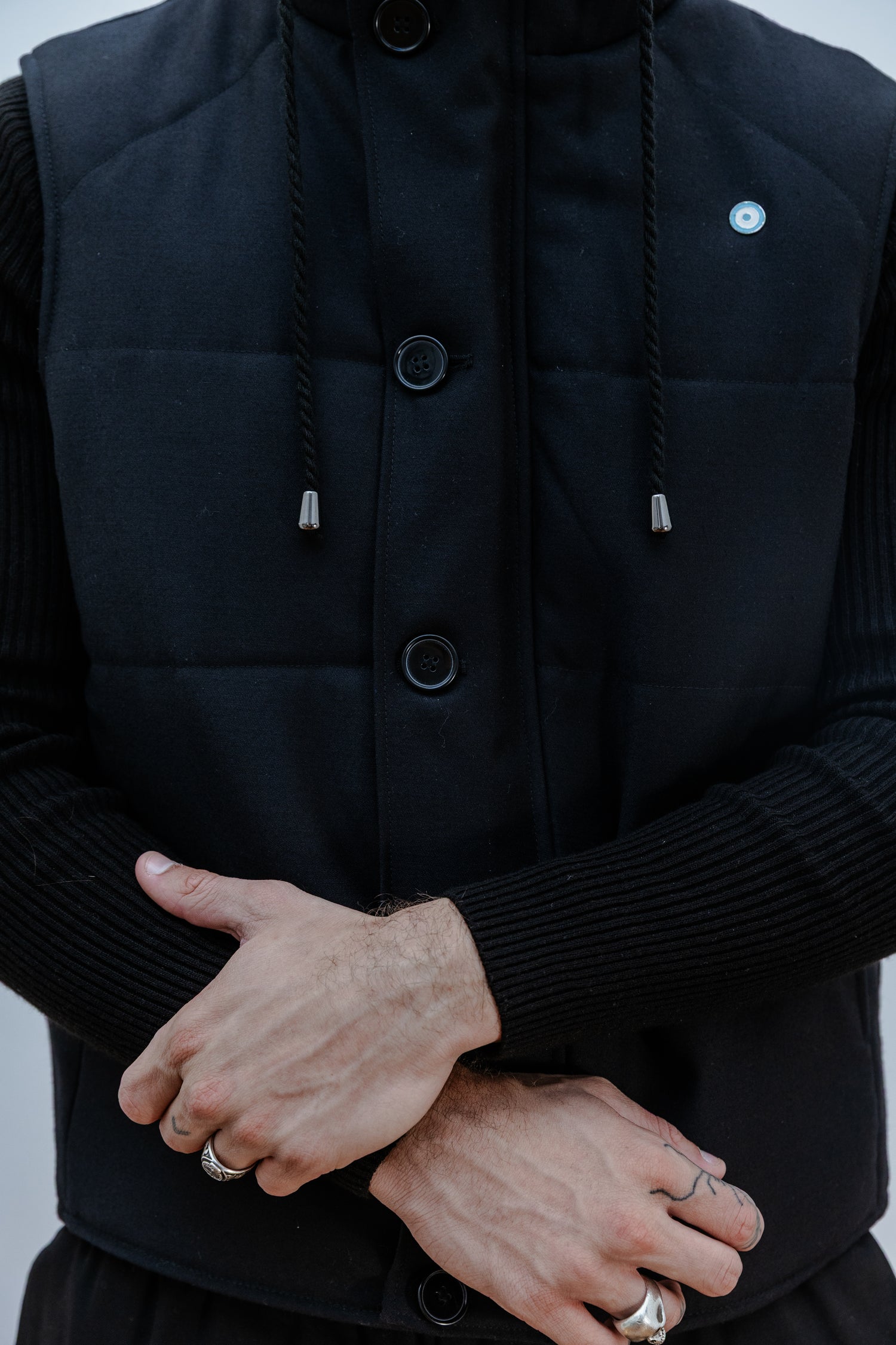 Chaleco Capucha León Negro - Detalle 2