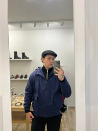 Buzo Visera Toti Azul Prusia - Sobre modelo, frente