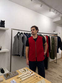 Chaleco Chacho Rojo Llama - Sobre modelo